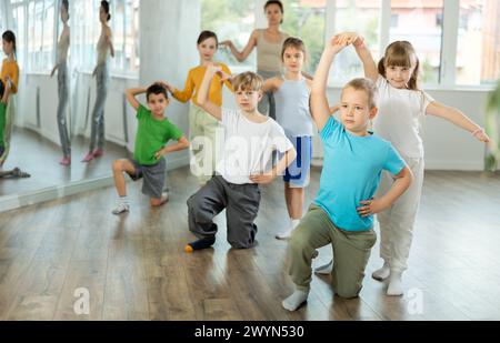 I bambini in età preadolescente imparano a ballare il valzer in coppia nella classe di coreografia Foto Stock