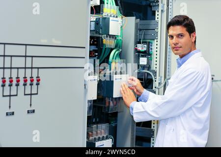 Ricercatore. Micro rete a bassa tensione. Servizi di test e certificati per Smart Grid e Smart Meter. Certificazione delle apparecchiature elettroniche di potenza. Servizi tecnologici all'industria. Tecnalia Research & Innovation, Bizkaia, Paesi Baschi, Spagna. Foto Stock