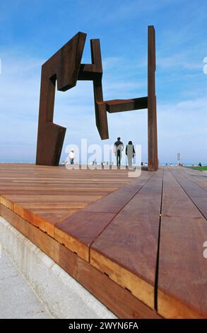 Scultura di Jorge Oteiza sul Paseo Nuevo (passeggiata). San Sebastián. Euskadi. Spagna. Foto Stock