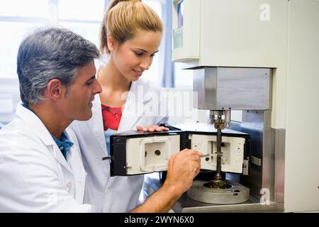 Politecnico, Università dei Paesi Baschi, Donostia. ARES Reomether (con modulo di analisi ottica e analizzatore dielettrico). Lab of Chemical Industry and Electrochemical Engineering, Fundamental Chemistry, Department of Chemical Engineering and Environment. Foto Stock