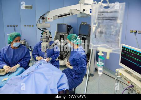 Intervento chirurgico di occhi, cataratte, teatro operatorio di oftalmologia, ospedale Donostia, San Sebastian, Gipuzkoa, Paesi Baschi, Spagna. Foto Stock