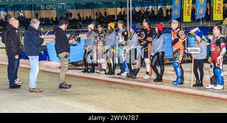 Heerenveen, Paesi Bassi. 7 aprile 2024. I piloti vengono presentati ai tifosi durante la finale 4 del Campionato del mondo di Gladiators della FIM Ice Speedway presso la pista di pattinaggio Thialf, Heerenveen, domenica 7 aprile 2024. (Foto: Ian Charles | mi News) crediti: MI News & Sport /Alamy Live News Foto Stock