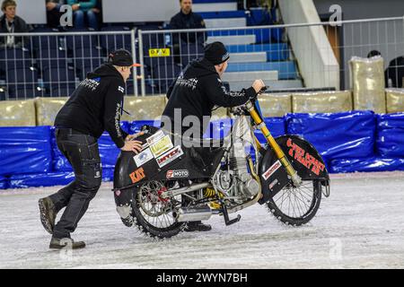 Heerenveen, Paesi Bassi. 7 aprile 2024. La moto di Haarahiltunen è stata spinta indietro ai box durante la finale 4 del Campionato del mondo di Gladiators del circuito FIM Ice Speedway presso la pista di pattinaggio Thialf, Heerenveen, domenica 7 aprile 2024. (Foto: Ian Charles | mi News) crediti: MI News & Sport /Alamy Live News Foto Stock