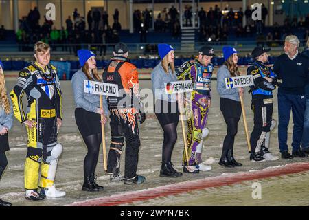 Heerenveen, Paesi Bassi. 7 aprile 2024. I piloti aspettano di essere presentati ai tifosi durante la finale 4 del Campionato del mondo FIM Ice Speedway Gladiators presso la pista di pattinaggio Thialf, Heerenveen, domenica 7 aprile 2024. (Foto: Ian Charles | mi News) crediti: MI News & Sport /Alamy Live News Foto Stock