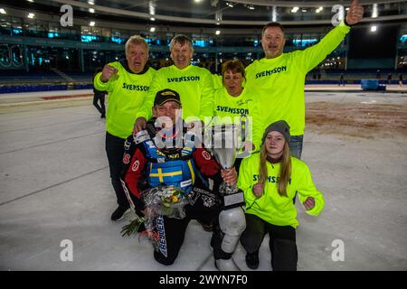 Heerenveen, Paesi Bassi. 7 aprile 2024. Stefan Svensson con i suoi fedeli tifosi durante la finale 4 del Campionato del mondo dei gladiatori FIM Ice Speedway presso la pista di pattinaggio Thialf, Heerenveen, domenica 7 aprile 2024. (Foto: Ian Charles | mi News) crediti: MI News & Sport /Alamy Live News Foto Stock