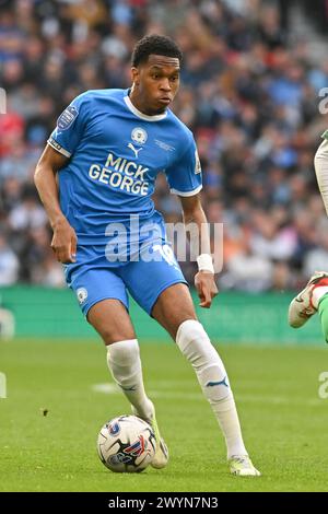 Malik Mothersille (18 Peterborough United) controlla la palla durante l'EFL Trophy match tra Peterborough e Wycombe Wanderers al Wembley Stadium di Londra domenica 7 aprile 2024. (Foto: Kevin Hodgson | mi News) crediti: MI News & Sport /Alamy Live News Foto Stock