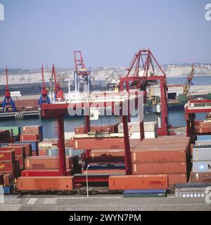 Container al porto. El Abra. Biscaglia. Spagna. Foto Stock