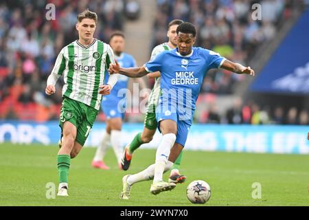 Malik Mothersille (18 Peterborough United) controlla la palla durante l'EFL Trophy match tra Peterborough e Wycombe Wanderers al Wembley Stadium di Londra domenica 7 aprile 2024. (Foto: Kevin Hodgson | mi News) crediti: MI News & Sport /Alamy Live News Foto Stock