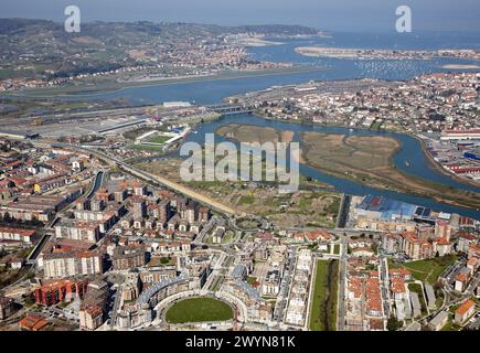 Irun (in primo piano), aeroporto di San Sebastian e Hondarribia (sullo sfondo), Hendaye (centro, destra), foce del fiume Bidasoa, baia di Txingudi, confine franco-spagnolo. Foto Stock