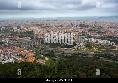 Acquedotto e traffico stradale a Lisbona, Portogallo, giornata d'autunno in Europa Foto Stock