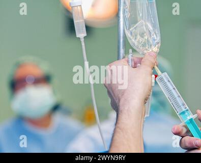 Chirurghi in sala operatoria di traumatologia dell'ospedale. Foto Stock