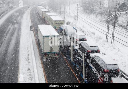 Camion nella neve. Autostrada N1. Ordizia, Gipuzkoa, Euskadi. Foto Stock