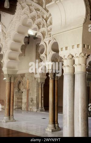 Il Palacio de la Aljafería, palazzo arabo costruito nel XI secolo, ospita le Cortes de Aragón (parlamento autonomo). Saragozza. Aragón, Spagna. Foto Stock