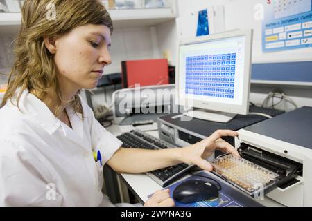 Laboratorio di biologia molecolare. Rilevamento di pesticidi negli alimenti (cereali) con tecnica ELISA (Enzyme-Linked ImmunoSorbent Assay). AZTI-Tecnalia. Centro tecnologico specializzato in ricerca marina e alimentare. Sukarrieta, Bizkaia, Euskadi. Spagna. Foto Stock