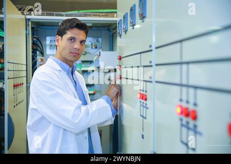 Ricercatore. Micro rete a bassa tensione. Servizi di test e certificati per Smart Grid e Smart Meter. Certificazione delle apparecchiature elettroniche di potenza. Servizi tecnologici all'industria. Tecnalia Research & Innovation, Bizkaia, Paesi Baschi, Spagna. Foto Stock