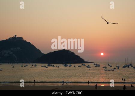 Tramonto sulla spiaggia di La Concha. Donostia. San Sebastian. Gipuzkoa. Paese basco. Spagna. Foto Stock