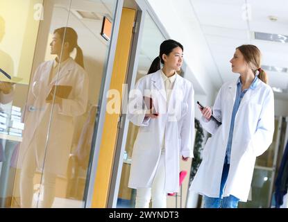 Ricercatori che camminano nel laboratorio del corridoio. Laboratorio di analisi chimica. Servizi tecnologici all'industria. Tecnalia Research & Innovation, Donostia, San Sebastian, Gipuzkoa, Paesi Baschi, Spagna. Foto Stock