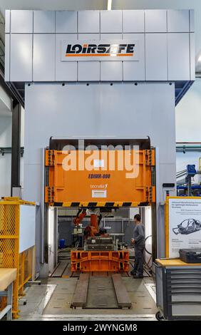 Pressa, cella di stampaggio a caldo, unità industriale, industria automobilistica, centro tecnologico, Tecnalia Research & Innovation, Derio, Bizkaia, Paesi Baschi, Spagna. Foto Stock