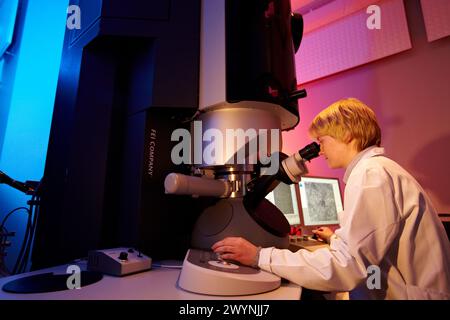 Imaging a risoluzione atomica mediante TEM, microscopia elettronica a trasmissione ad alta risoluzione HR-TEM, caratterizzazione di materiali su scala nano, osservazione in tempo reale di fenomeni su scala nano, CIC nanoGUNE, Nanoscience Cooperative Research Center, San Sebastian, Donostia, Gipuzkoa, Euskadi, Spagna. Foto Stock