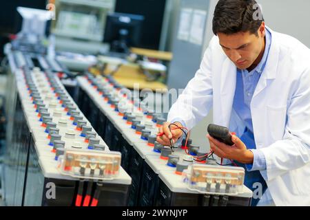 Ricercatore. Batterie a energia solare classiche. Cella liquida solare. Ricerca tecnologica sull'energia. Energia e ambiente. Tecnalia Research & Innovation, Bizkaia, Paesi Baschi, Spagna. Foto Stock