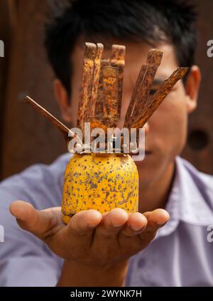 Eredità mortale dalla guerra del Vietnam. L'abitante locale ha una bomba a grappolo BLU3 americana. Xiangkhouang, provincia, Laos. Foto Stock