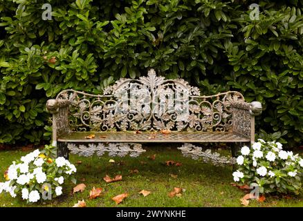 Panca da giardino, ristorante Cenador de Amos, Villaverde de Pontones, Cantabria, Spagna. Foto Stock