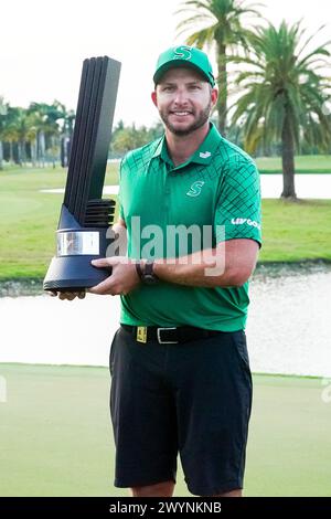 Doral, Florida, Stati Uniti. 7 aprile 2024. Dean Burmester di Stinger posa con il trofeo dopo aver vinto l'evento individuale dopo l'ultimo round del LIV Golf Miami al Trump National Doral. (Credit Image: © Debby Wong/ZUMA Press Wire) SOLO PER USO EDITORIALE! Non per USO commerciale! Foto Stock