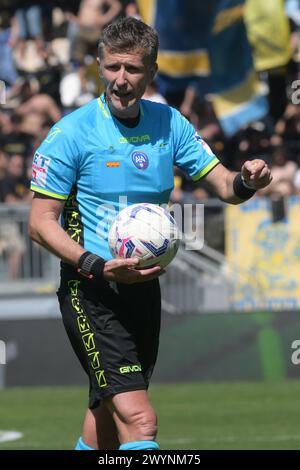 Frosinone, Italia. 7 aprile 2024. Daniele Orsato i gesti dell'arbitro durante la partita di serie A tra Frosinone calcio e Bologna FC allo stadio Benito stirpe il 7 aprile 2024 a Frosinone, italia punteggio finale 0-0 (Credit Image: © Agostino Gemito/Pacific Press via ZUMA Press Wire) SOLO USO EDITORIALE! Non per USO commerciale! Foto Stock