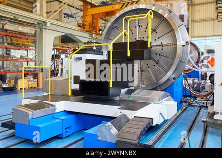 Centro di lavoro, CNC, tornio orizzontale e fresatura. Progettazione, produzione e installazione di macchine utensili, industria metallurgica, officina meccanica,. Foto Stock