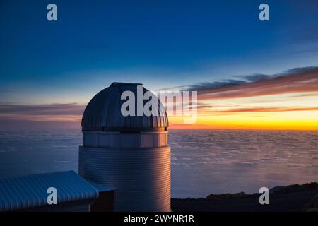 Mercator Telescope, Roque de los Muchachos Observatory, la Palma, Isole Canarie, Spagna. Il Mercator Telescope è un telescopio quasi robotizzato di 1,2 m che si concentra sul monitoraggio di fenomeni celesti variabili con una vasta gamma in scale temporali tipiche (stelle pulsanti, lenti gravitazionali, burst di raggi gamma, nuclei galattici attivi). Attualmente, è dotato di 2 strumenti installati in modo permanente, entrambi funzionanti nella parte visibile dello spettro elettromagnetico. Foto Stock