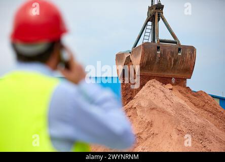 La pala. Scoop. Scarica la bentonite. Porto di Pasajes, Gipuzkoa, Paesi Baschi, Spagna. Foto Stock