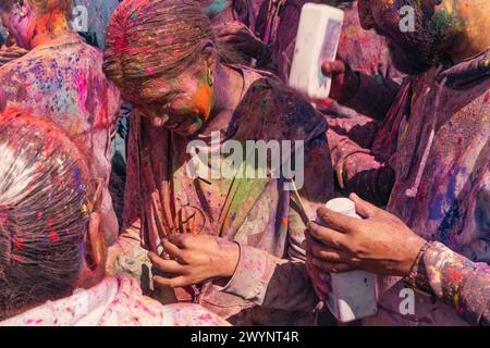 Queens, Stati Uniti. 7 aprile 2024. La gente si riunisce per il 36° festival annuale di Phagwah/Holi a Richmond Hill, Queens, NY, domenica 7 aprile, 2024. Holi, noto anche come Phagwah, è una celebrazione indù del colore per accogliere l'equinozio primaverile. Le persone di Trinidad e Tobago, Grenada, Suriname e Guyana mostrano la loro bandiera, dato che queste nazioni ospitano una percentuale significativa di fedeli indù al di fuori dell'India. (Foto di Cristina Matuozzi/Sipa USA) credito: SIPA USA/Alamy Live News Foto Stock