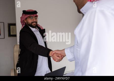 Gli arabi stringono le mani amichevoli e adorabili Foto Stock