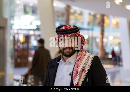 uomo arabo nel centro commerciale Foto Stock