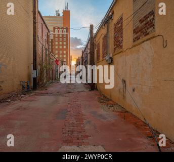 Vista serale del tramonto in un vicolo nel centro di Lubbock, Texas, Stati Uniti Foto Stock