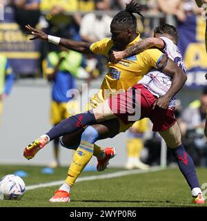 Frosinone, Italia. 7 aprile 2024. Il Kacper Urbanski (R) di Bologna si confronta con Caleb Okoli di Frosinone durante una partita di serie A tra Frosinone e Bologna a Frosinone, in Italia, il 7 aprile 2024. Crediti: Augusto Casasoli/Xinhua/Alamy Live News Foto Stock