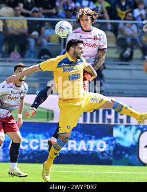 Frosinone, Italia. 7 aprile 2024. Riccardo Calafiori di Bologna (top) affronta con Kevin Bonifazi di Frosinone durante una partita di serie A tra Frosinone e Bologna a Frosinone, in Italia, 7 aprile 2024. Crediti: Augusto Casasoli/Xinhua/Alamy Live News Foto Stock