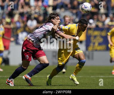 Frosinone, Italia. 7 aprile 2024. Riccardo Calafiori (L) di Bologna si confronta con Walid Cheddira di Frosinone durante una partita di serie A tra Frosinone e Bologna a Frosinone, in Italia, il 7 aprile 2024. Crediti: Augusto Casasoli/Xinhua/Alamy Live News Foto Stock