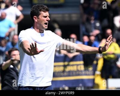 Frosinone, Italia. 7 aprile 2024. Il capo allenatore del Bologna Thiago Motta gesta durante una partita di serie A tra Frosinone e Bologna a Frosinone, in Italia, 7 aprile 2024. Crediti: Augusto Casasoli/Xinhua/Alamy Live News Foto Stock