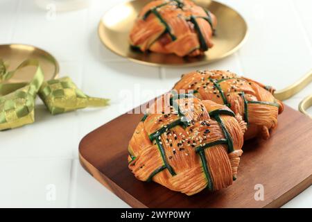 Cropat Croissant Ketupat, pasticceria con ripieno di manzo per Eid al Fitr Celebration, cibo virale in Indonesia e Malesia Foto Stock