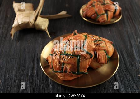Cropat Croissant Ketupat, pasticceria con ripieno di manzo per Eid al Fitr Celebration, cibo virale in Indonesia e Malesia Foto Stock