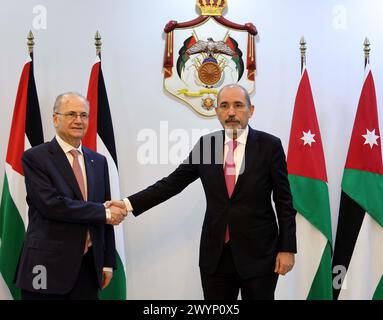 Amman, Giordania. 7 aprile 2024. Il ministro degli Esteri giordano Ayman Safadi (R) incontra il primo ministro e ministro degli Esteri palestinese Mohammad Mustafa ad Amman, in Giordania, il 7 aprile 2024. Domenica, il ministro degli Esteri giordano Ayman Safadi ha sottolineato che la Giordania continuerà a fare tutto il possibile per proteggere i civili e fermare l'aggressione israeliana a Gaza e garantire la consegna di aiuti umanitari sufficienti a tutte le parti della regione. Crediti: Mohammad Abu Ghosh/Xinhua/Alamy Live News Foto Stock