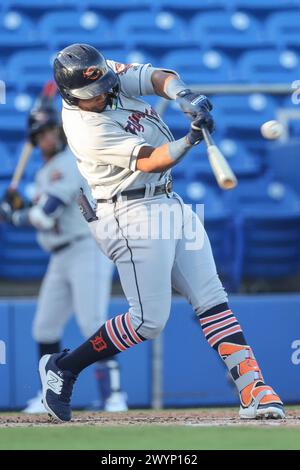 Dunedin, FL: Cristian Santana (25), interno dei Lakeland Flying Tigers, singolo al centro del campo durante una partita della MiLB contro i Dunedin Blue Jays ad aprile Foto Stock