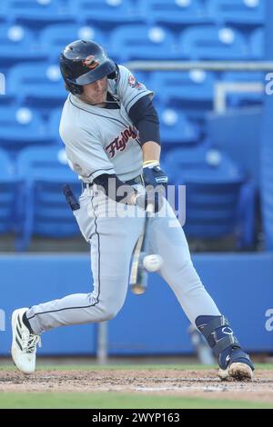 Dunedin, FL: L'interno dei Lakeland Flying Tigers John Peck (15) colpisce una mosca sacrificale per centrare il campo e segna l'interno Samuel Gil (9) durante un MiLB g Foto Stock