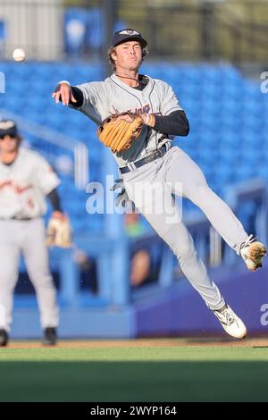 Dunedin, FL: Jim Jarvis (4), l'interno dei Lakeland Flying Tigers, inizia la doppia partita facendo diventare Yeuni Munoz, esterno dei Dunedin Blue Jays Foto Stock