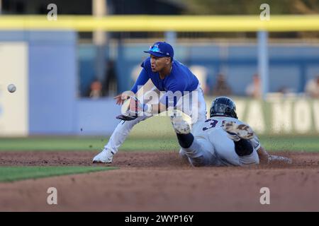 Dunedin, FL: Il ricevitore dei Lakeland Flying Tigers Josue Briceño (37) scivola in sicurezza sotto l'etichetta dell'interno dei Dunedin Blue Jays Manuel Beltre (1) al secondo Foto Stock