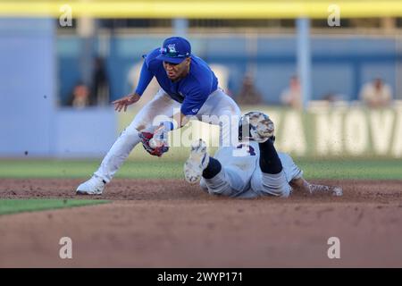 Dunedin, FL: Il ricevitore dei Lakeland Flying Tigers Josue Briceño (37) scivola in sicurezza sotto l'etichetta dell'interno dei Dunedin Blue Jays Manuel Beltre (1) al secondo Foto Stock