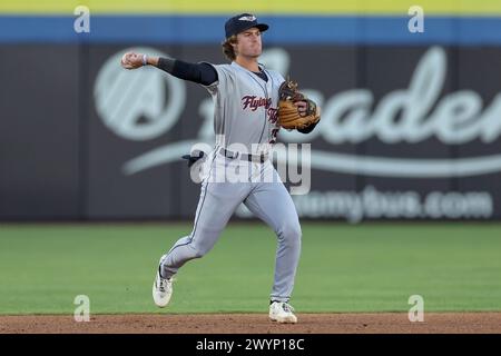 Dunedin, FL: L'interno dei Lakeland Flying Tigers John Peck (15) schiaccia e getta il ricevitore dei Dunedin Blue Jays Edward Duran (12) alla prima base durante l'An Foto Stock