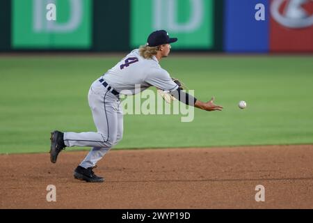 Dunedin, FL: La terza base dei Lakeland Flying Tigers Jim Jarvis (4) gioca e lancia la palla al secondo base Samuel Gil (9) che fa uscire la forza Foto Stock