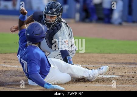 Dunedin, FL: L'interno dei Lakeland Flying Tigers Clayton Campbell (32) tagga l'esterno dei Dunedin Blue Jays Victor Arias (47) sul piatto durante un MIL Foto Stock